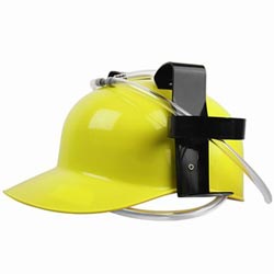 Geen festival is compleet zonder de bierhelm.
