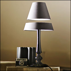The Silhouette - schwebende Lampe Die Floating Lamp ist eine originelle Designer Lampe mit einem schwebenden Lampenschirm.