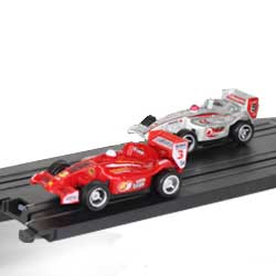 Met de Fast Track Racebaan in een draagbare koffer inclusief 2 auto&acute;s heb je de tijd van je leven