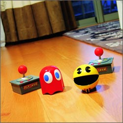 Lasse mit dem Pacman & Ghost Racer Set Pac-man und das Gespenst durch deine Wohnung flitzen.