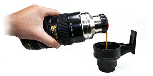 Thermosfles cameralens drinkt lekker koffie met de Thermofles die op een echte Nikon lens kijkt!