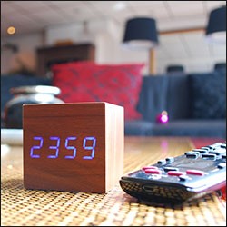 Die LED Holzuhr ist eine stilvolle, kompakte Uhr in Form eines Holz Kubus.