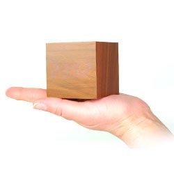 Die stilvolle LED Holzuhr ist gerade mal so gro&szlig;e wie ein Handteller.