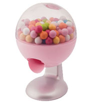 Der Treat Ball S&uuml;&szlig;igkeitenspender ist in den Farben rosa und rot erh&auml;ltlich.