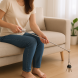 Vrouw met magnetische lifter voor de sleutels