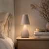 Cozy Maison oplaadbare taupe tafellamp met touchfunctie op een nachtkastje in een warme slaapkamer.