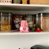 Het plastic dieet varkentje in de koelkast