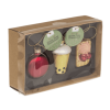 Schuine close-up van de kartonnen verpakking met de drie glazen ornamenten (Macaron, Bubble Tea, Wafel) met kerstkaartjes eraan.