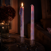 Rainbow drip kaarsen set van 2 in donkere sfeervolle setting met brandende kaars