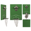 Collage van de groene wandgemonteerde bieropener in de vorm van een voetbalveld. De opener heeft een kleine basket met netje om doppen te vangen. Verschillende aanzichten.