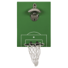 Vooraanzicht van de wandgemonteerde bieropener in de vorm van een groen voetbalveld met witte lijnen en een basket met netje.