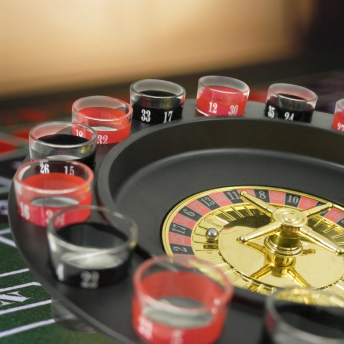 Roulette Drankspel - Incl. 16 Shotglaasjes - Luxe Cadeauverpakking - Roulette Drinking Game