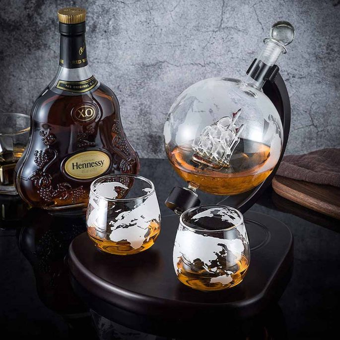 Globe Whiskey Decanter Deluxe - Luxe Uitvoering - Geleverd met een Groot Plateau - 0.9L - Incl. 2 Whiskey Glazen, Whiskey Stones en Luxe Kist - Whiskey Karaf