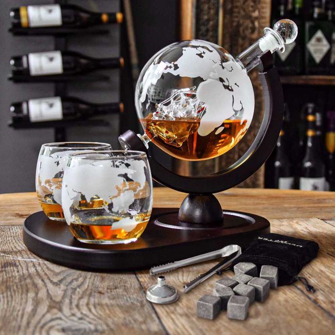 Globe Whiskey Decanter Deluxe - Luxe Uitvoering - Geleverd met een Groot Plateau - 0.9L - Incl. 2 Whiskey Glazen, Whiskey Stones en Luxe Kist - Whiskey Karaf