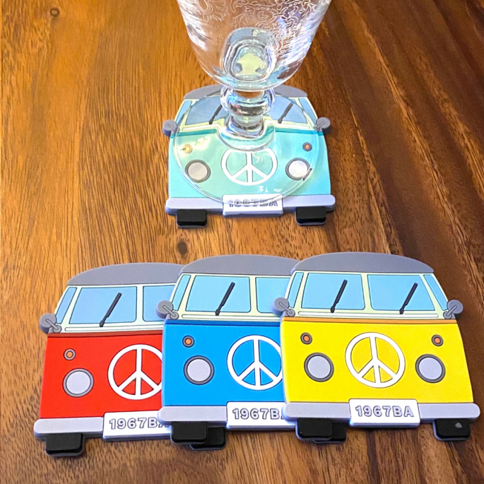 Volkswagen bus onderzetters PVC - Retro onderzetters - In 4 verschillende kleuren - Rood, blauw, geel en groen