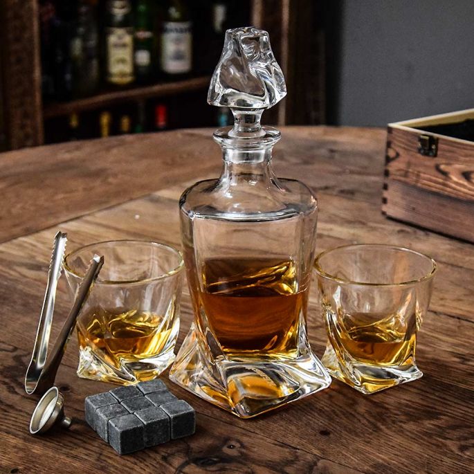 Langskomen video Zwakheid Twisted Whiskey Decanter voor € 69,95 | MegaGadgets