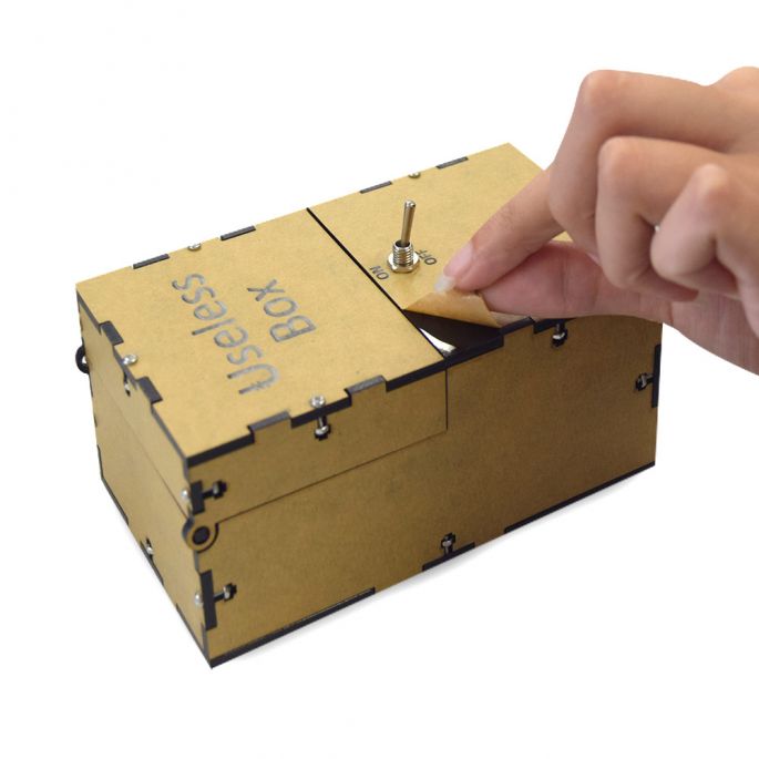 Useless Box - Gemonteerd - Incl. Extra Schroeven, Bouten en Mini Schroevendraaier - Nutteloos Cadeau