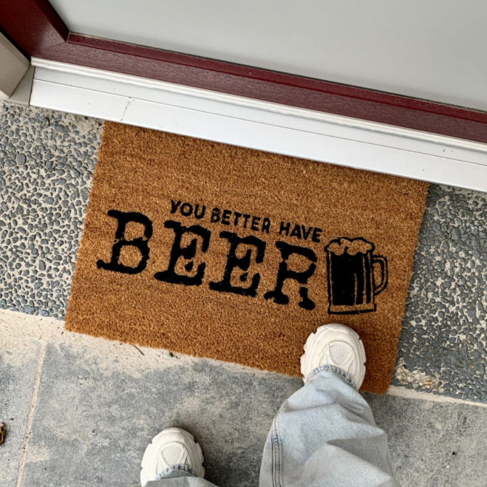Welkom thuis met onze 'You Better Have Beer' vloermat!
