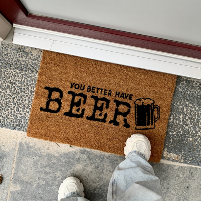 Welkom thuis met onze 'You Better Have Beer' vloermat!
