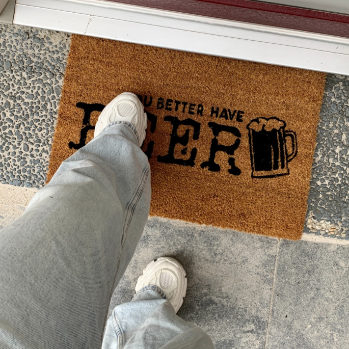 Een humorvolle begroeting met onze 'You Better Have Beer' mat!

