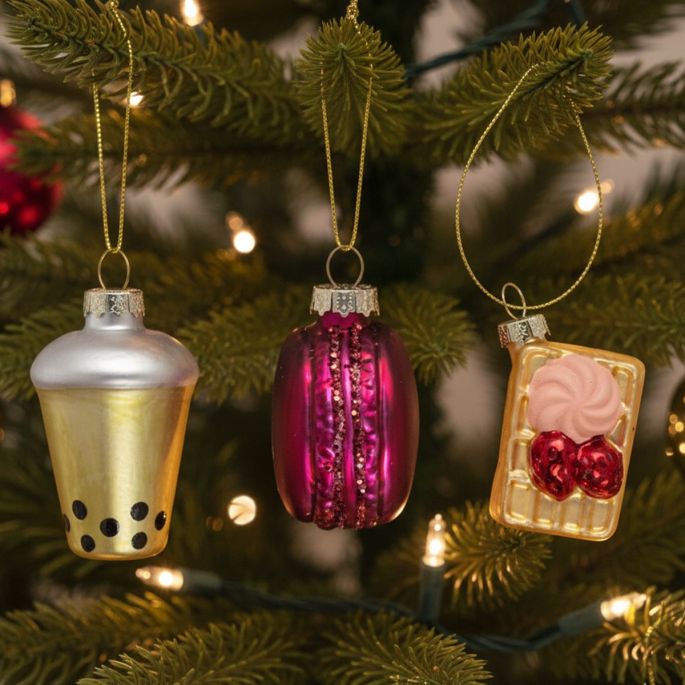 Glazen kerstballen met figuurtjes van Bubble Tea, Macaron, Wafel