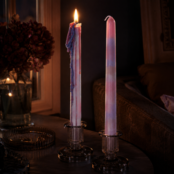 Rainbow drip kaarsen set van 2 in donkere sfeervolle setting met brandende kaars
