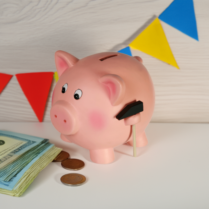 Spaarvarken in houten kist met hamertje