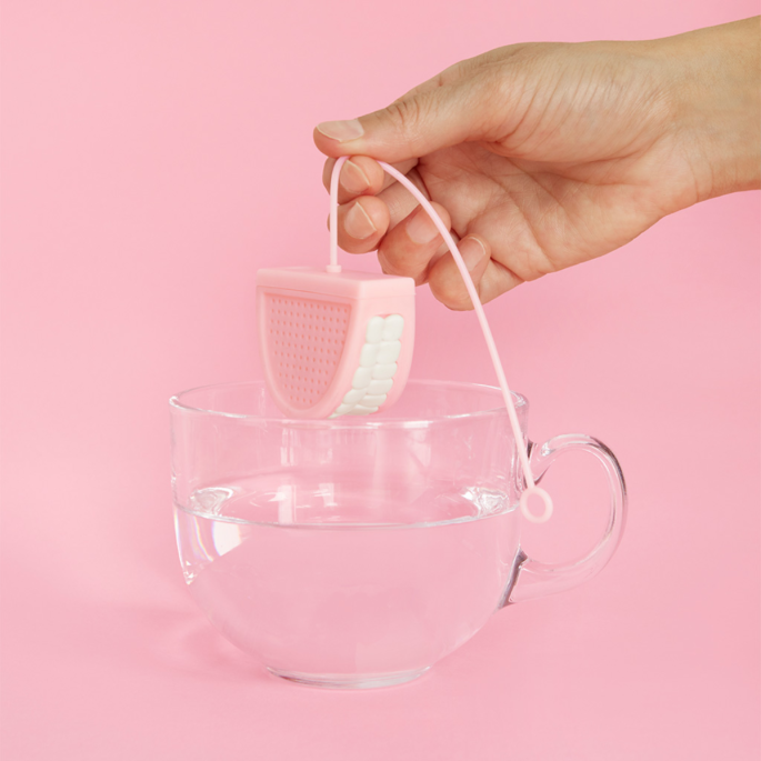 Thee infuser in de vorm van een Gebit