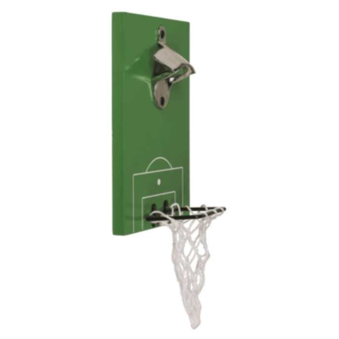 Zijaanzicht van de groene bieropener in voetbalveld-design, met het metalen openergedeelte en de basket.