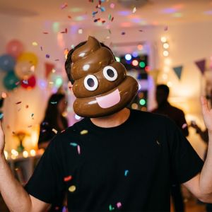 Emoji poephoofd masker gedragen tijdens een feest