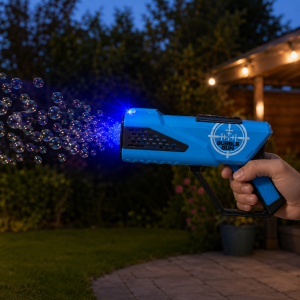 Kind blaast bellen met blauwe Bubble Gun met LED in een sfeervolle tuin bij schemering.