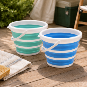 Opvouwbare emmers van 10 liter gevuld met water op een houten campingterras.