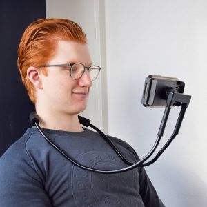 Lazy Neck Telefoonhouder - Te Gebruiken als Selfiestick - Handsfree - Universeel - 55cm - Telefoonstandaard - Vliegtuig telefoonhouder