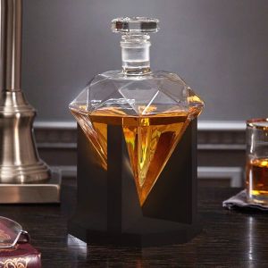 Whiskey Karaf Diamant - 850ml - Houten Voet - Luchtdichte Afsluiting - Incl. Ijstang, Trechter, Fluwelen Zakje met 9 Whisky Stenen - Diamant Whiskey Decanter