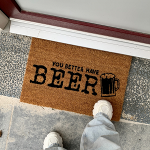 Welkom thuis met onze 'You Better Have Beer' vloermat!
