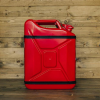 Robuuste Rode Jerrycan Bar voor Sterke Drank | 10 liter | 10L | Designed by Man | Mega Gadgets | Met houten achtergrond