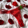 Roos met rode G-string - Een verrassend sensuele combinatie - een roos en een verleidelijke rode G-string