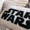 Geef je woonkamer een Star Wars upgrade met dit Mandalorian kussen - Close-up foto - 