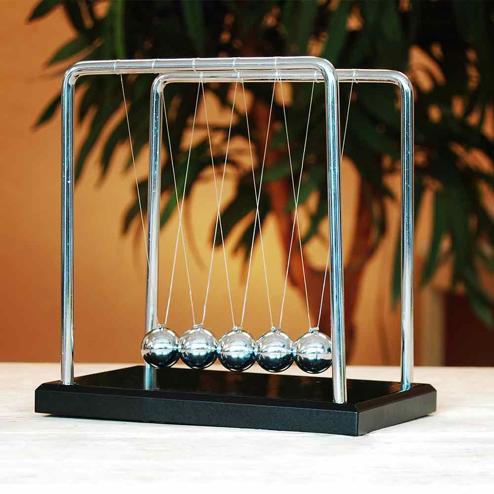 Newton Cradle XL Giant Uitvoering met Houten Voet Natuurkundig Spektakel Metalen Balletjes Educatief Bureau Gadget