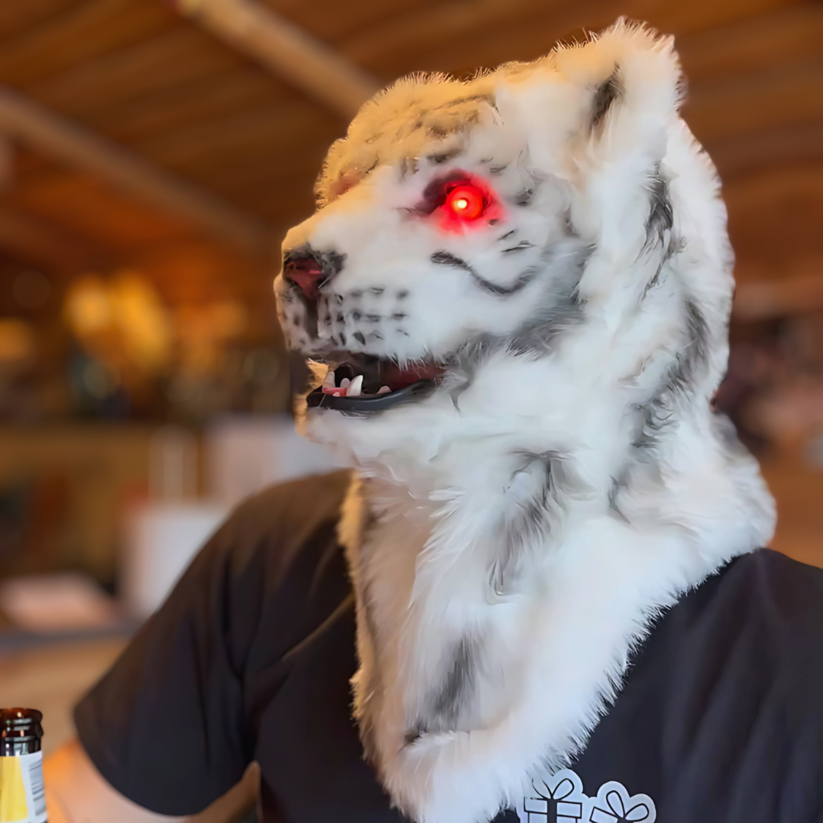 Volkop masker tijger wit lichtgevende ogen, bewegende mond
