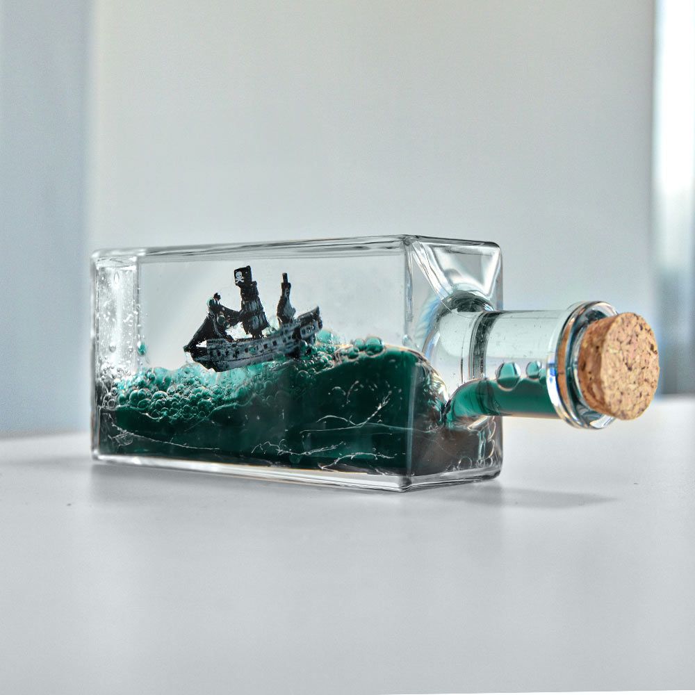 Onzinkbaar Piratenschip Acryl en Resin 17 x 4,2 x 6,2 cm Decoratie Unieke Maritieme Stijl Bureau decoratie