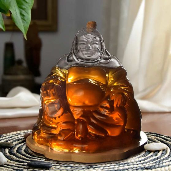 Boeddha Karaf - Tafeldecoratie - Origineel Cadeau - 1L - Incl. Houten Plaat - Transparant Glas - Decanter