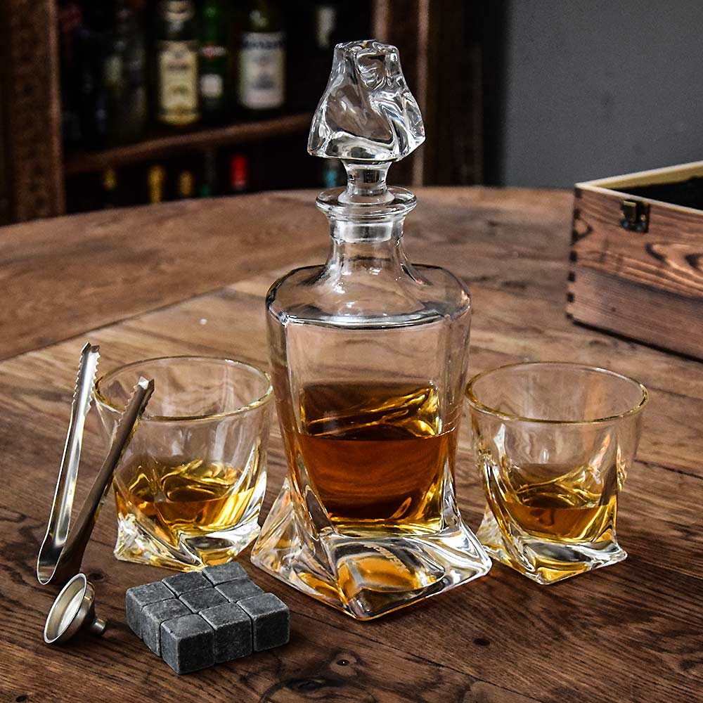 Twisted Whiskey Decanter - Complete Whisky Set Incl. Glazen en Stones - Inhoud 1L - Design Decanter 