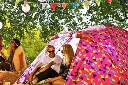 'Bang Bang' tent met zonnepaneel. 'Bang Bang' tent met zonnepaneel.
