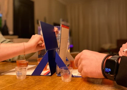 Van Zeeslag tot Tic Tac Toe: De Beste Drankspellen voor Elke Feestavond!