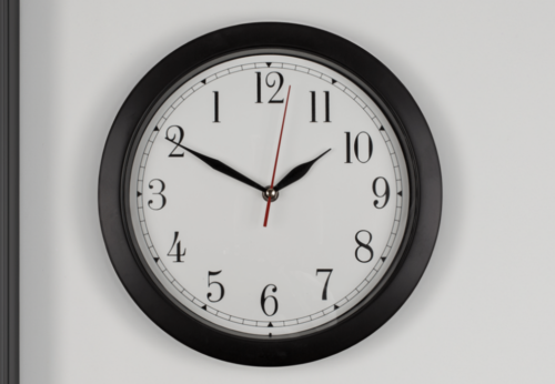 De klok die andersom loopt is alles behalve saai!