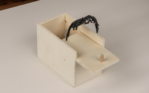 De Spin in Houten Doos voor griezelig grappige momenten