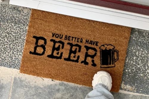 Verwelkom gasten in stijl met de 'You Better Have Beer' Vloermat
