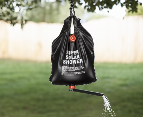 Nooit meer een stinkende trip met de Solar Camping Douche! Nooit meer een stinkende trip met de Solar Camping Douche!