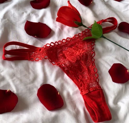Roos met Rode G-string is een romantisch cadeau met een twist!
